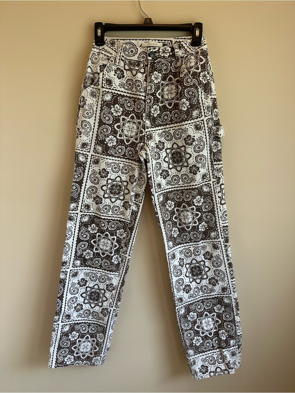 PacSun Woman’s 24 90s Boyfriend Carpenter Paisley Bandana‎ Brown Cream Jeans